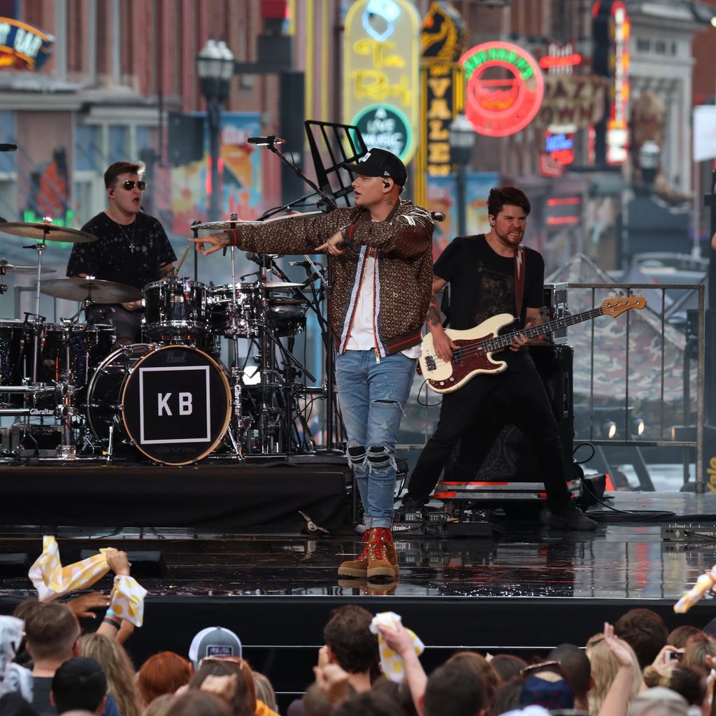 Kane Brown mit seiner Band 2019
