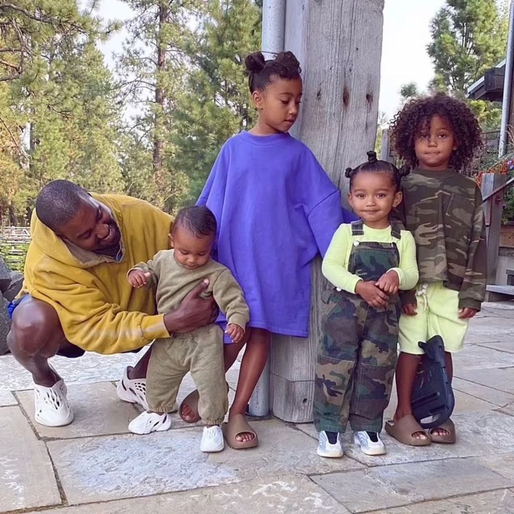 Kanye West mit seinen Kindern Psalm, North, Chicago und Saint