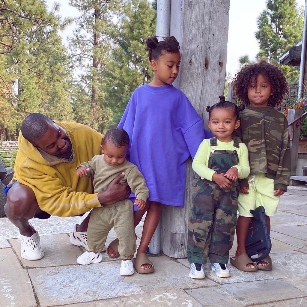 Kanye West mit seinen vier Kindern