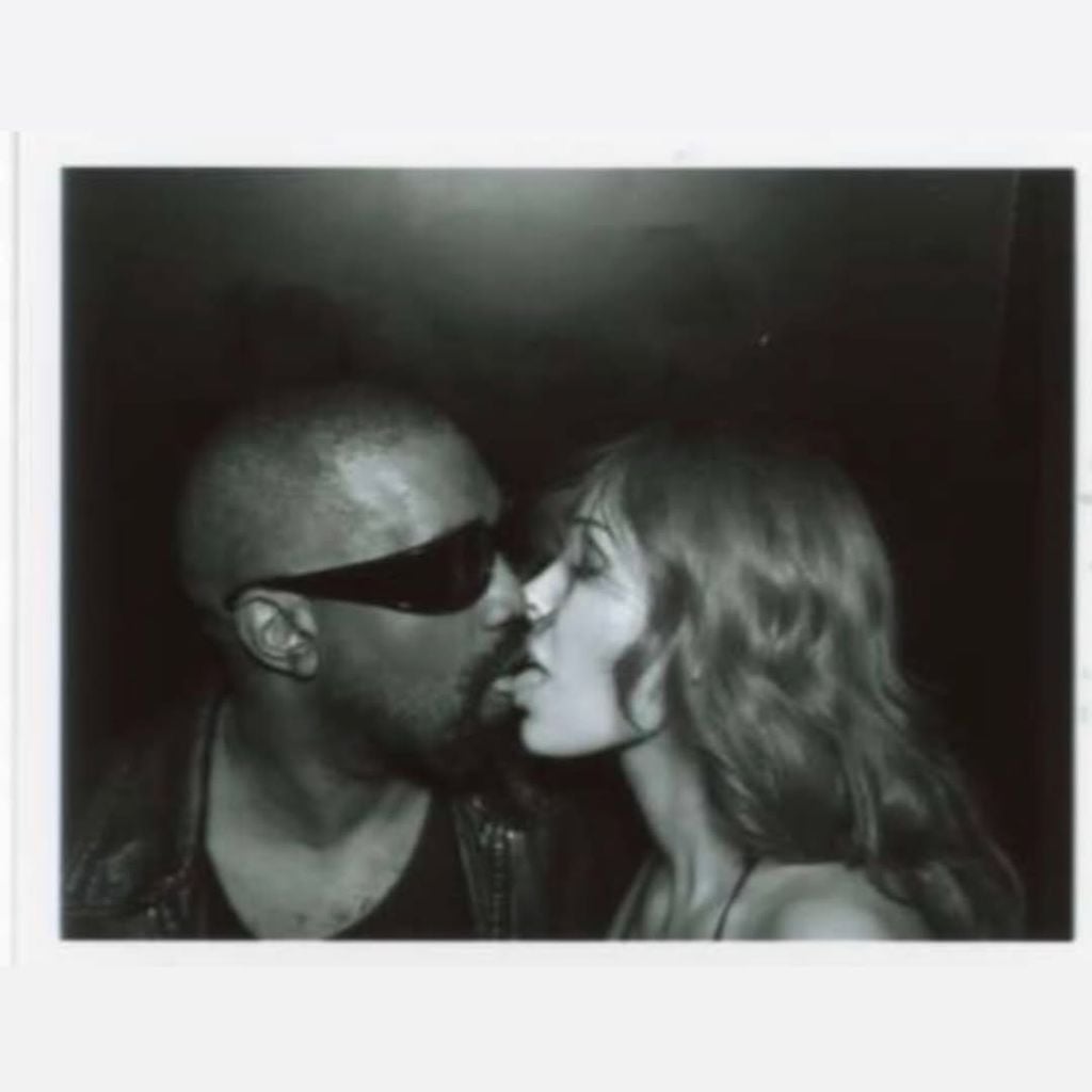 Kanye West und Bianca Censori knutschen leidenschaftlich in Fotokabine 2026