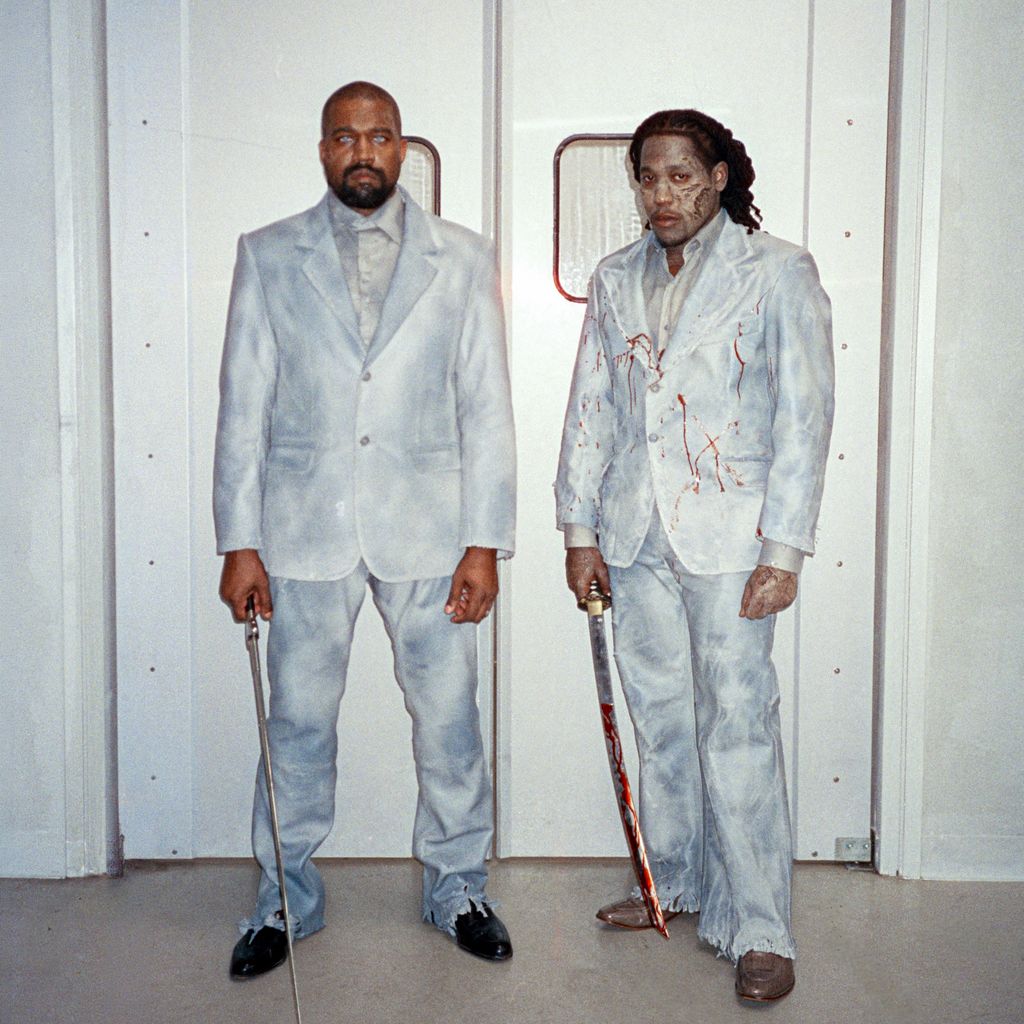 Kanye West und Don Toliver posieren in Kostümen zum neuen Musikvideo "OK", 2026
