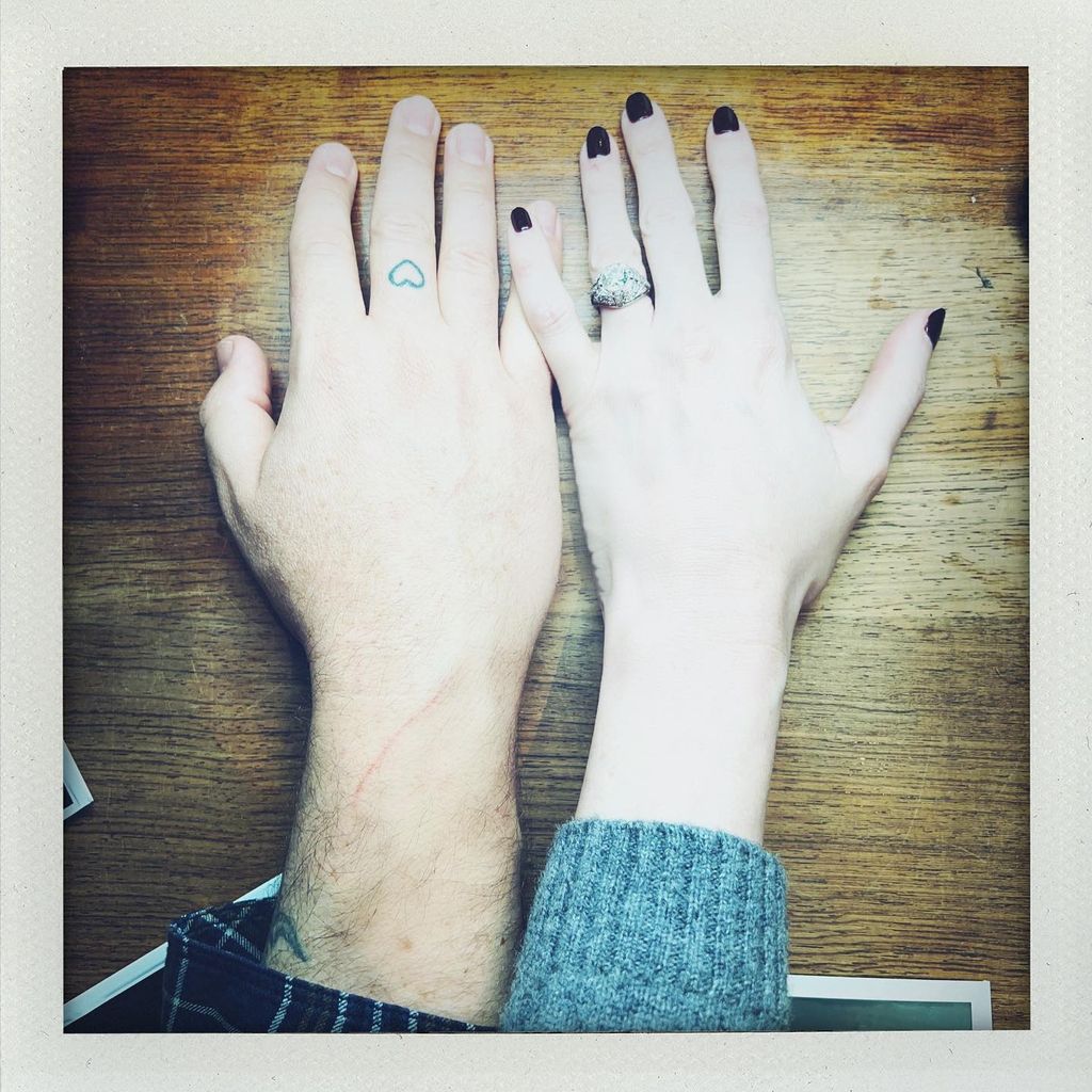 Karen Elson mit ihrem Verlobungsring