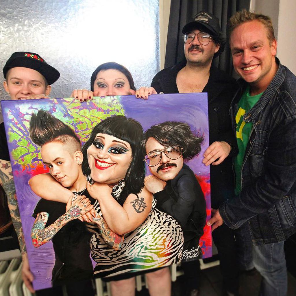 Karikaturist Bernhard Prinz mit der Band Gossip