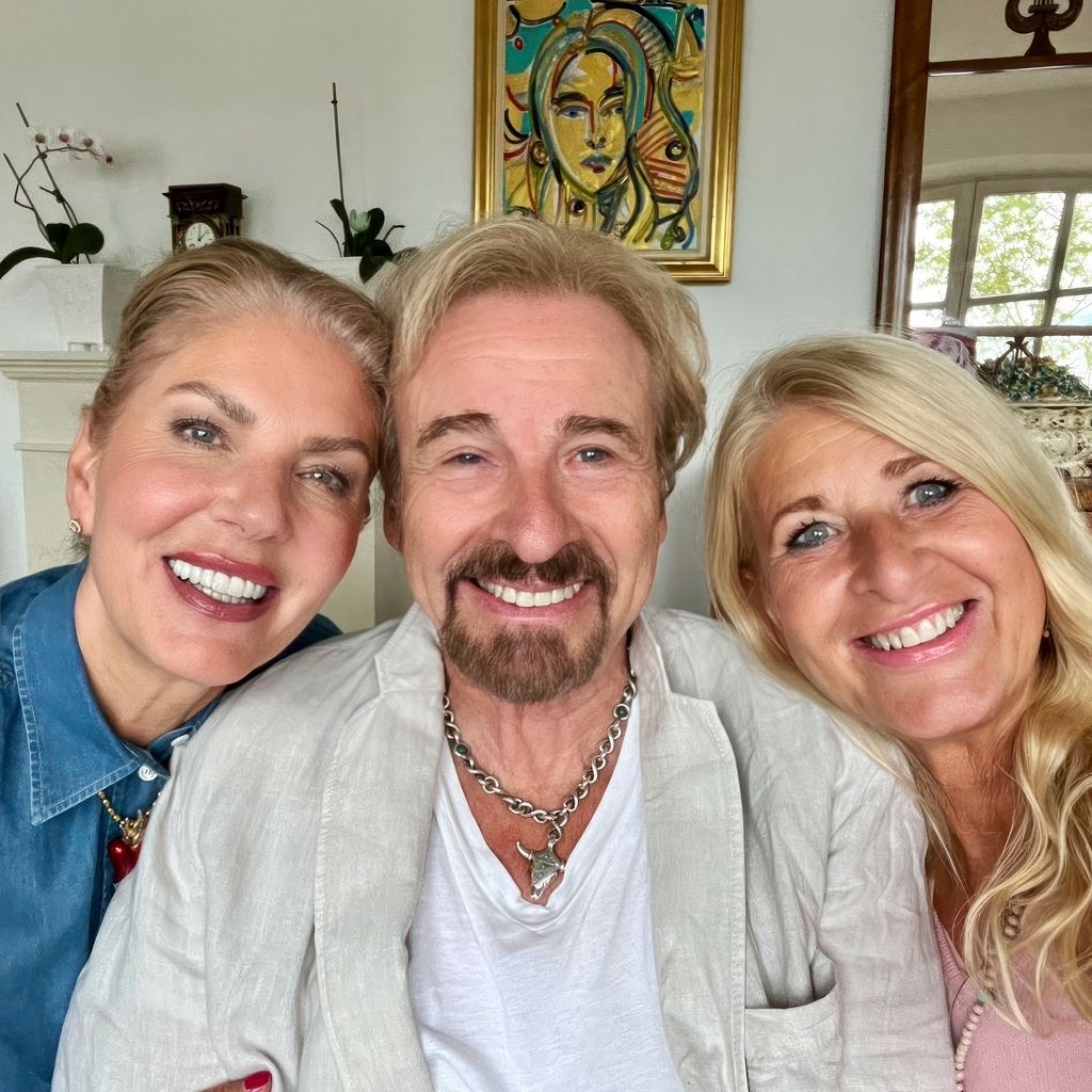 Karina Mroß mit ihrem Ehemann Thomas Gottschalk und dessen Schwester Raphaela Ackermann, 2024