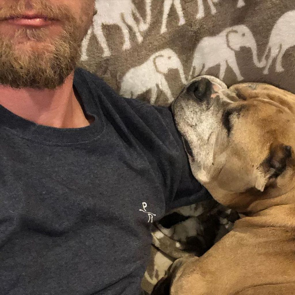 Karl Cook mit seinem verstorbenen Pitbull Petunia