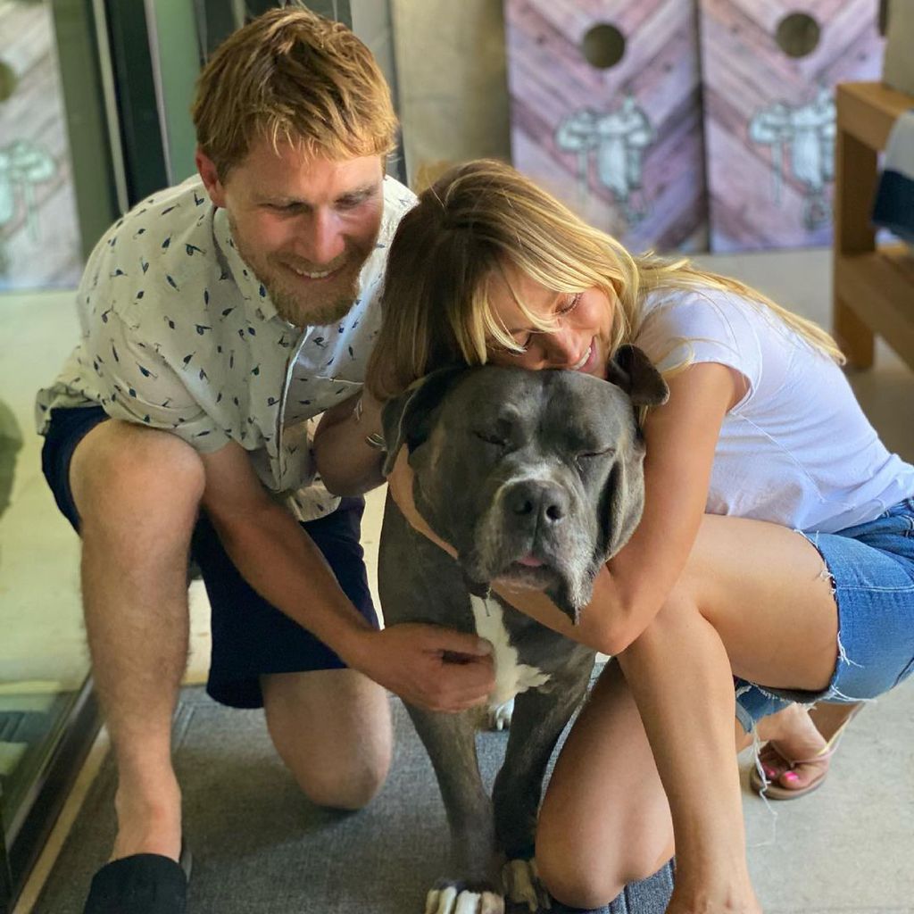 Karl Cook und Kaley Cuoco mit ihrem Hund Larry, Juli 2021