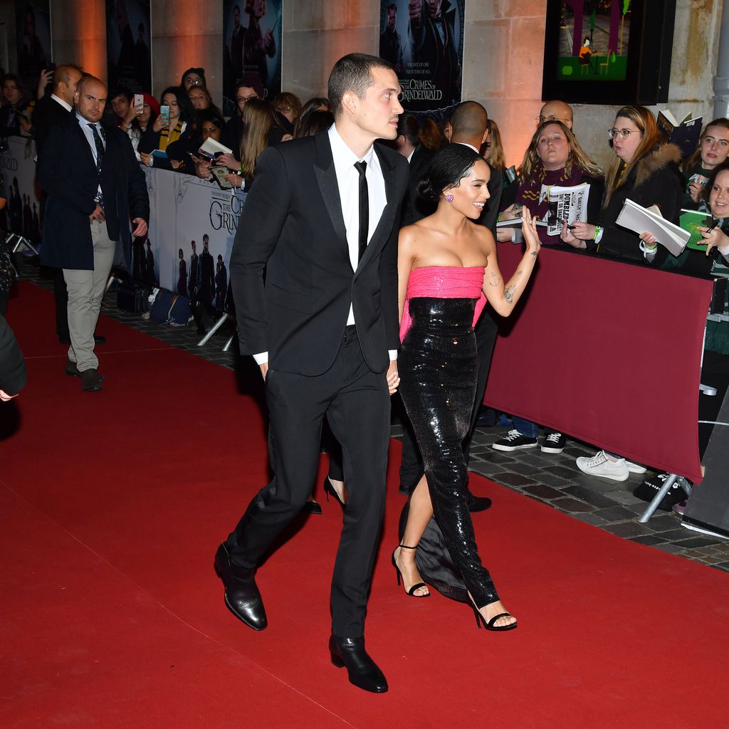 Karl Glusman und Zoe Kravitz auf einem Red Carpet in Paris