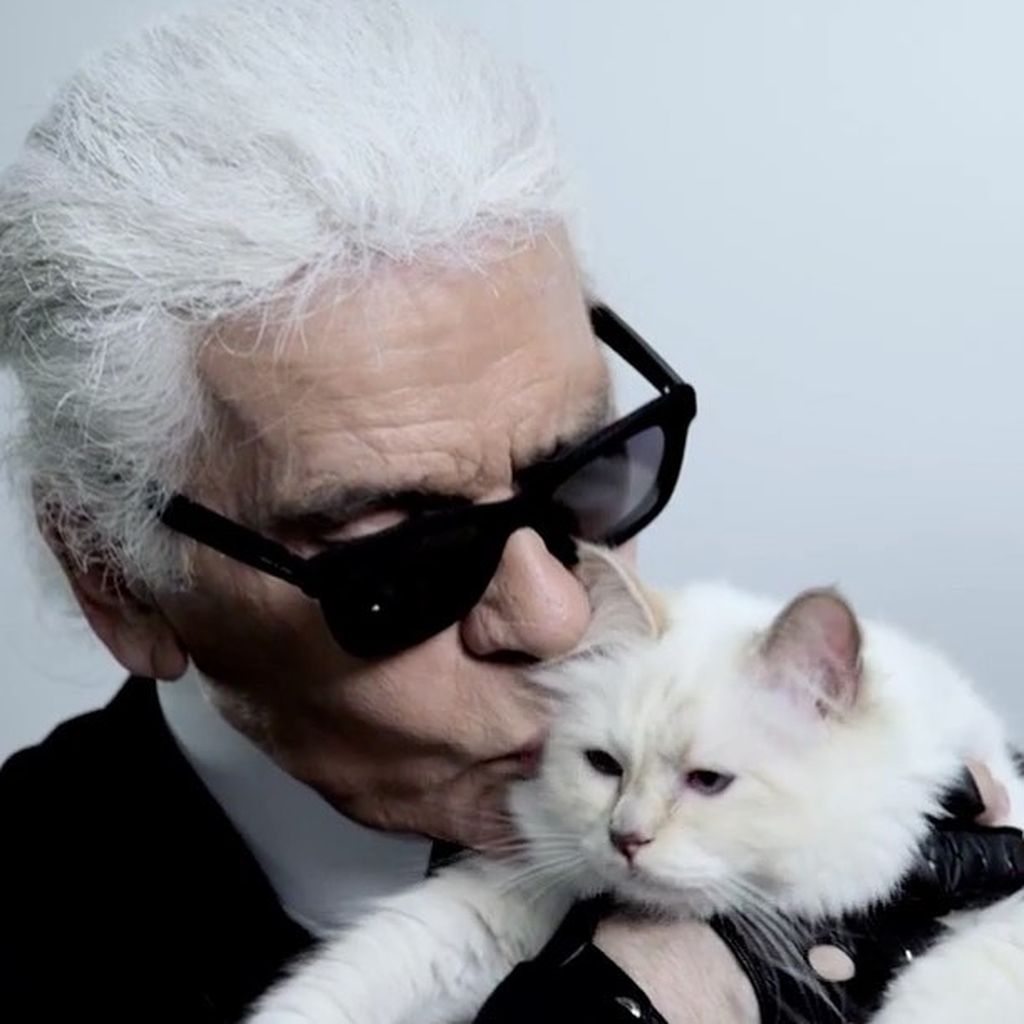 Karl Lagerfeld mit seiner Katze Choupette