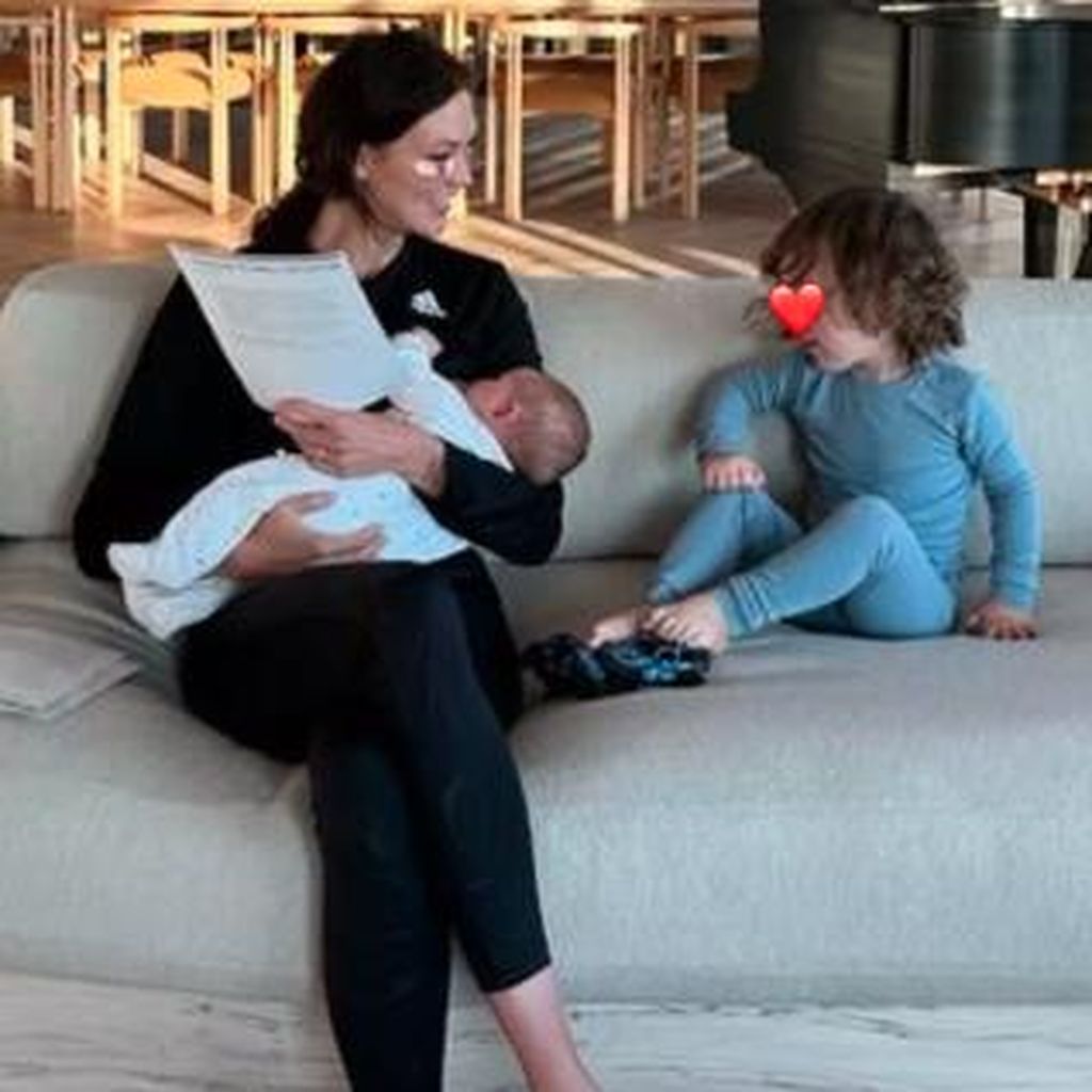 Karlie Kloss mit ihren Söhnen im September 2023