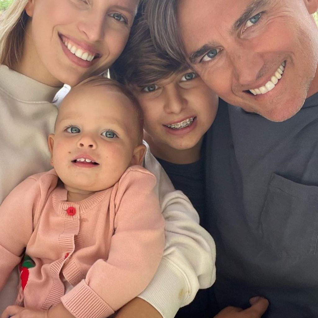 Karolína Kurková mit ihren Kindern und ihrem Mann, April 2023