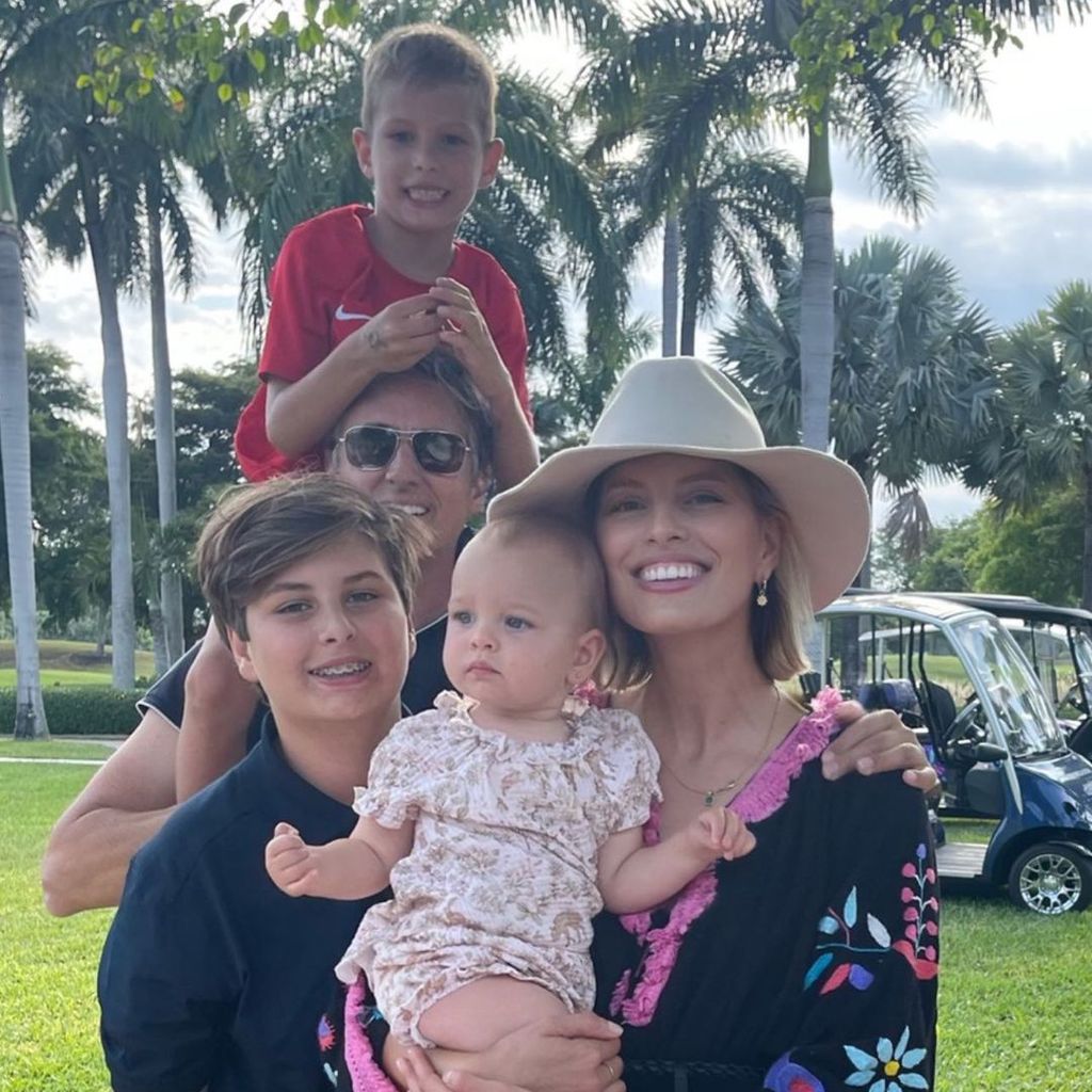 Karolina Kurkova und ihre Familie im April 2022