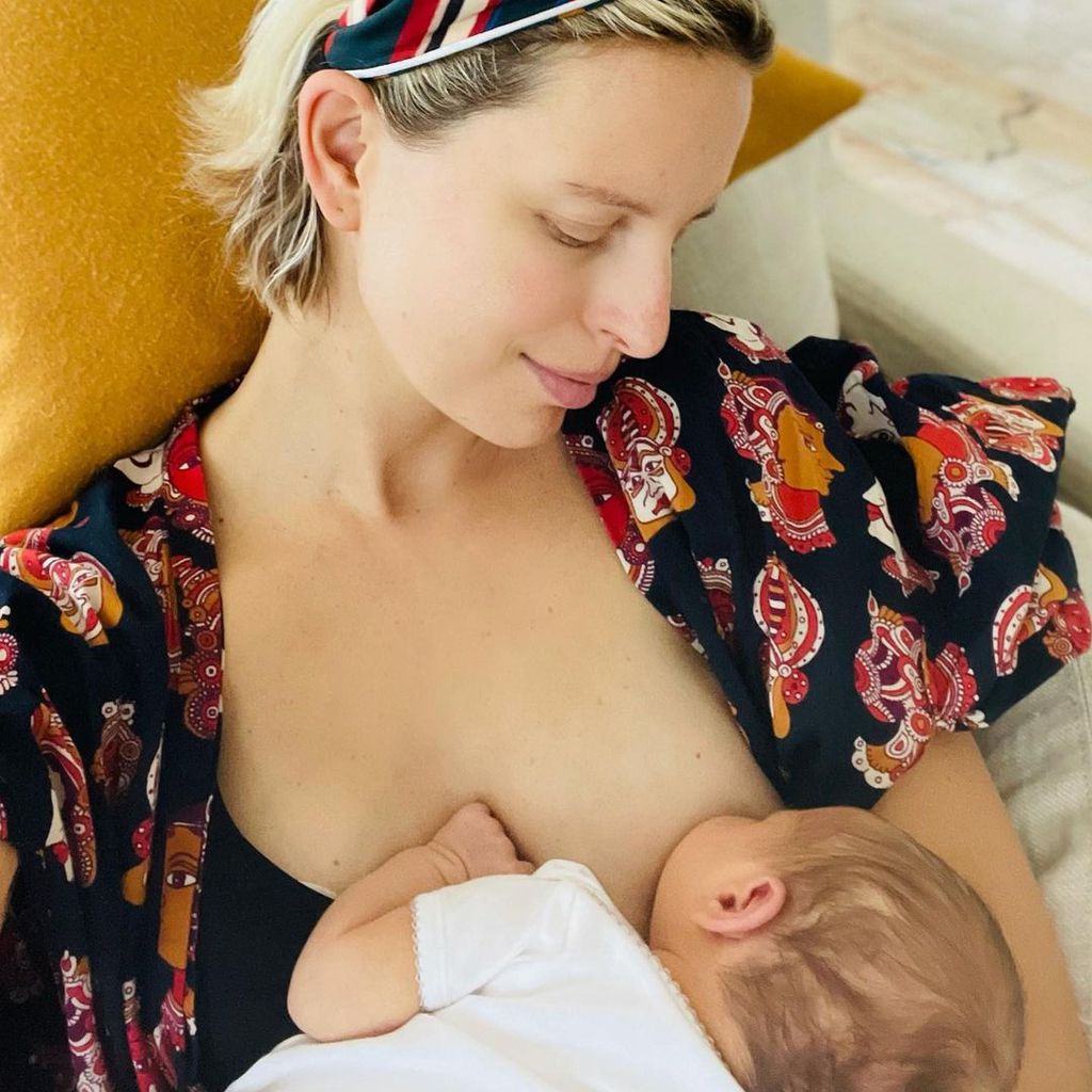 Karolina Kurkova stillt ihre Tochter Luna Grace, Mai 2021