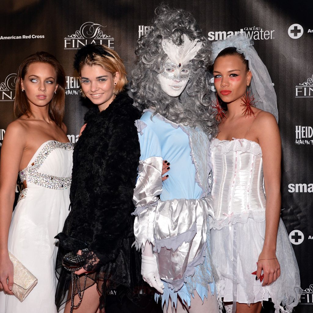 Kasia Lenhardt, Luisa Hartema, Dominique Miller und Sarah-Anessa Hitzschke auf einer Halloween-Party