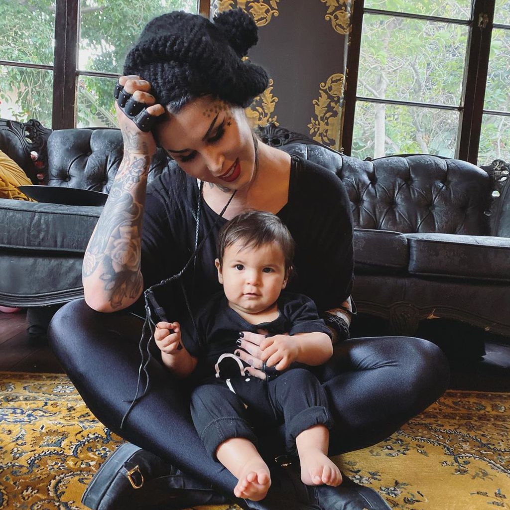 Kat Von D mit ihrem Sohn im Oktober 2019