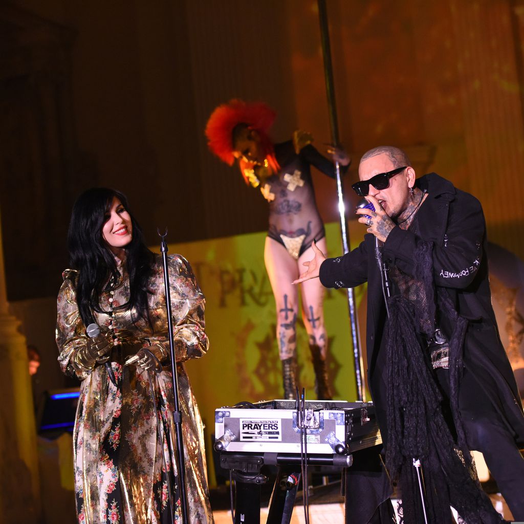 Kat Von D und Leafar Seyer bei einem Konzert