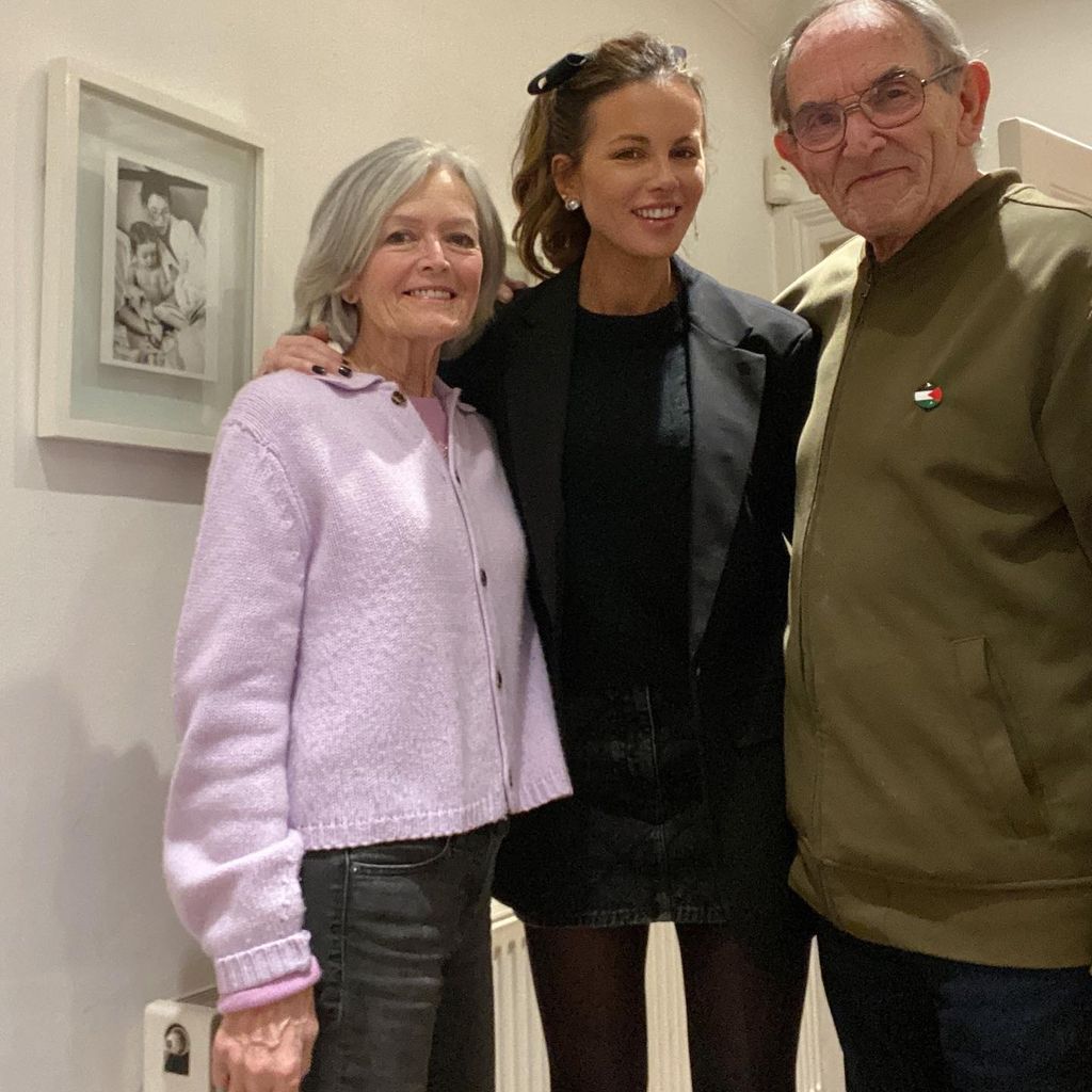 Kate Beckinsale mit ihrer Mutter und ihrem Stiefvater