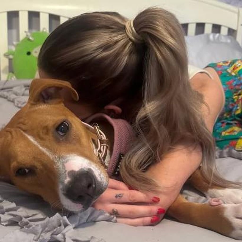 Kate Cassidy und ihr Hund im Dezember 2024