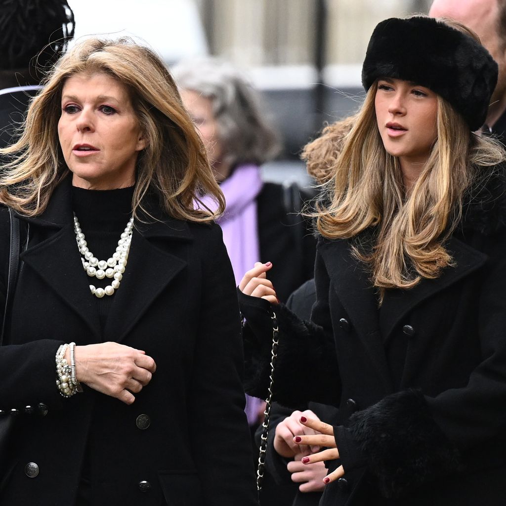 Kate Garraway mit ihrer Tochter bei der Beerdigung ihres Mannes