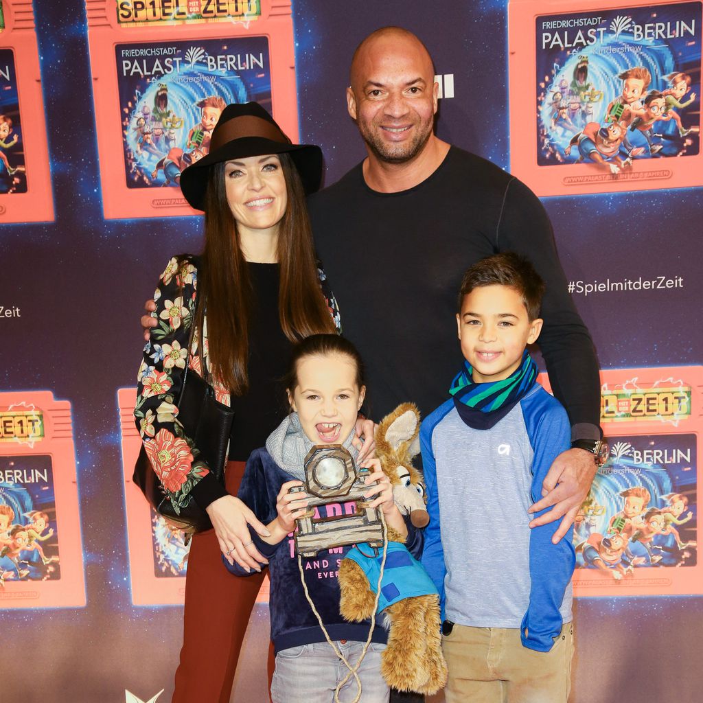 Kate Hall, Detlef D! Soost und die zwei Kinder bei der "Spiel mit der Zeit"-Premiere in Berlin