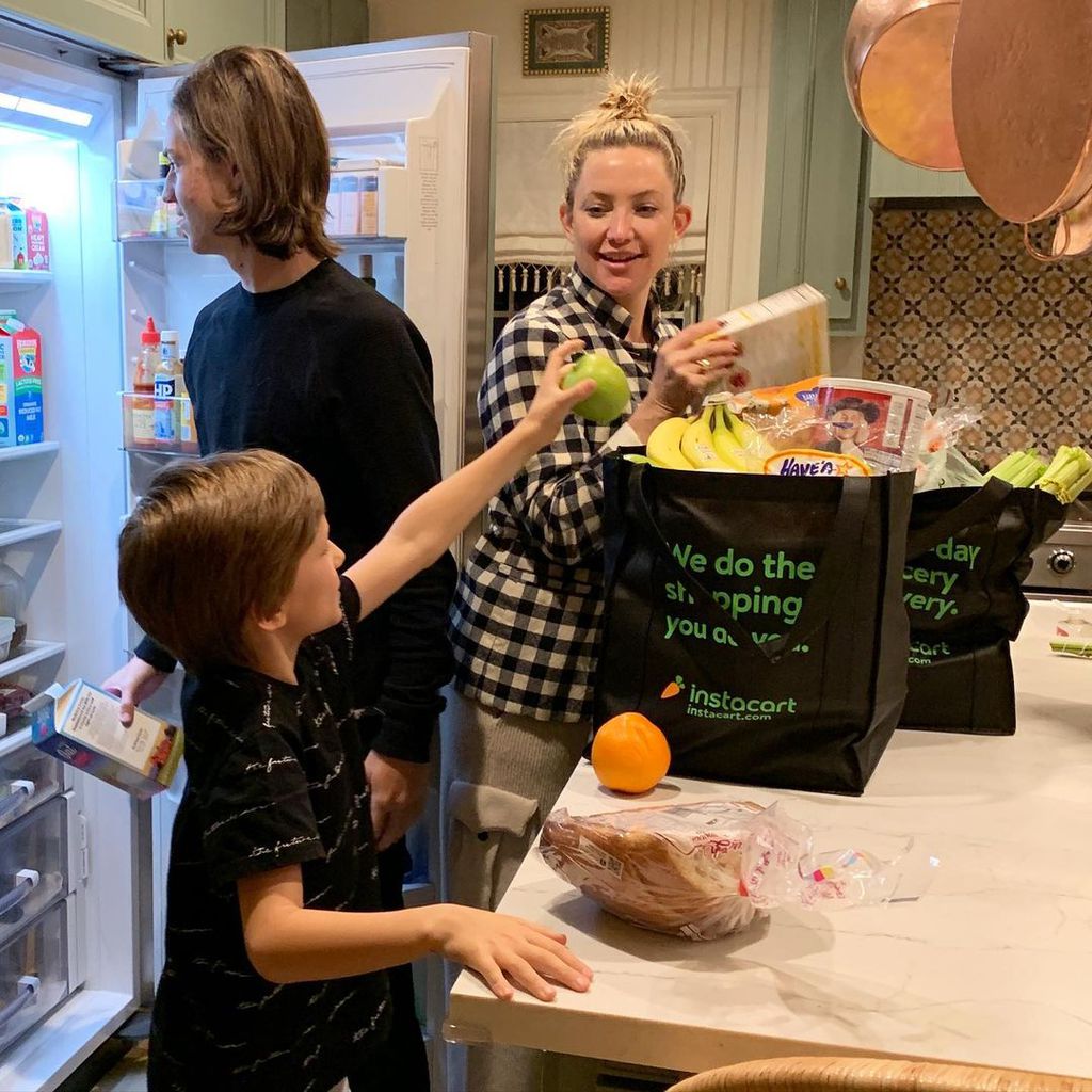 Kate Hudson mit ihren Söhnen Bingham (v.l.) und Ryder im Dezember 2020
