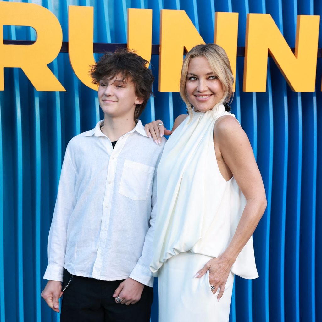 Kate Hudson mit Sohn Bingham Hawn Bellamy bei der Premiere von "Running Point" Staffel 2 im Egyptian Theatre