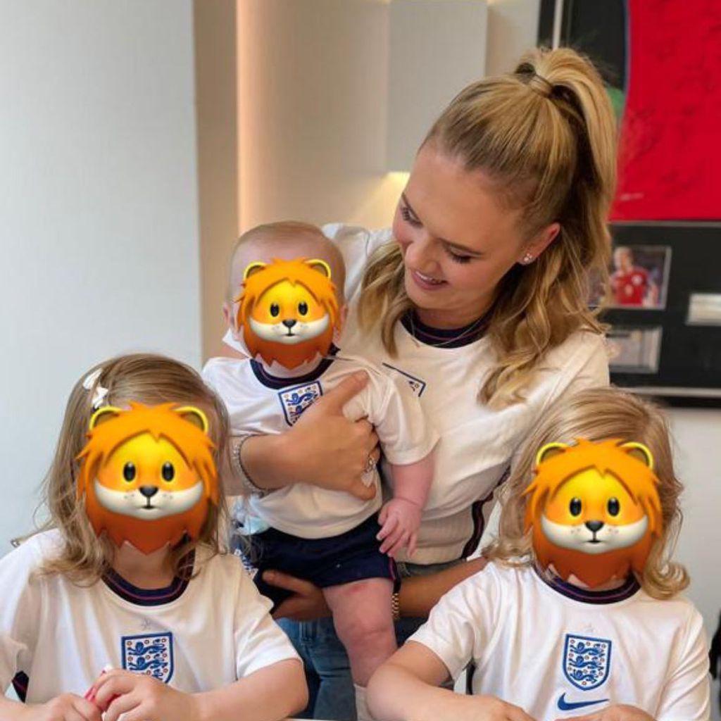 Harry Kanes Frau Kate mit ihren drei Kindern im Juli 2021