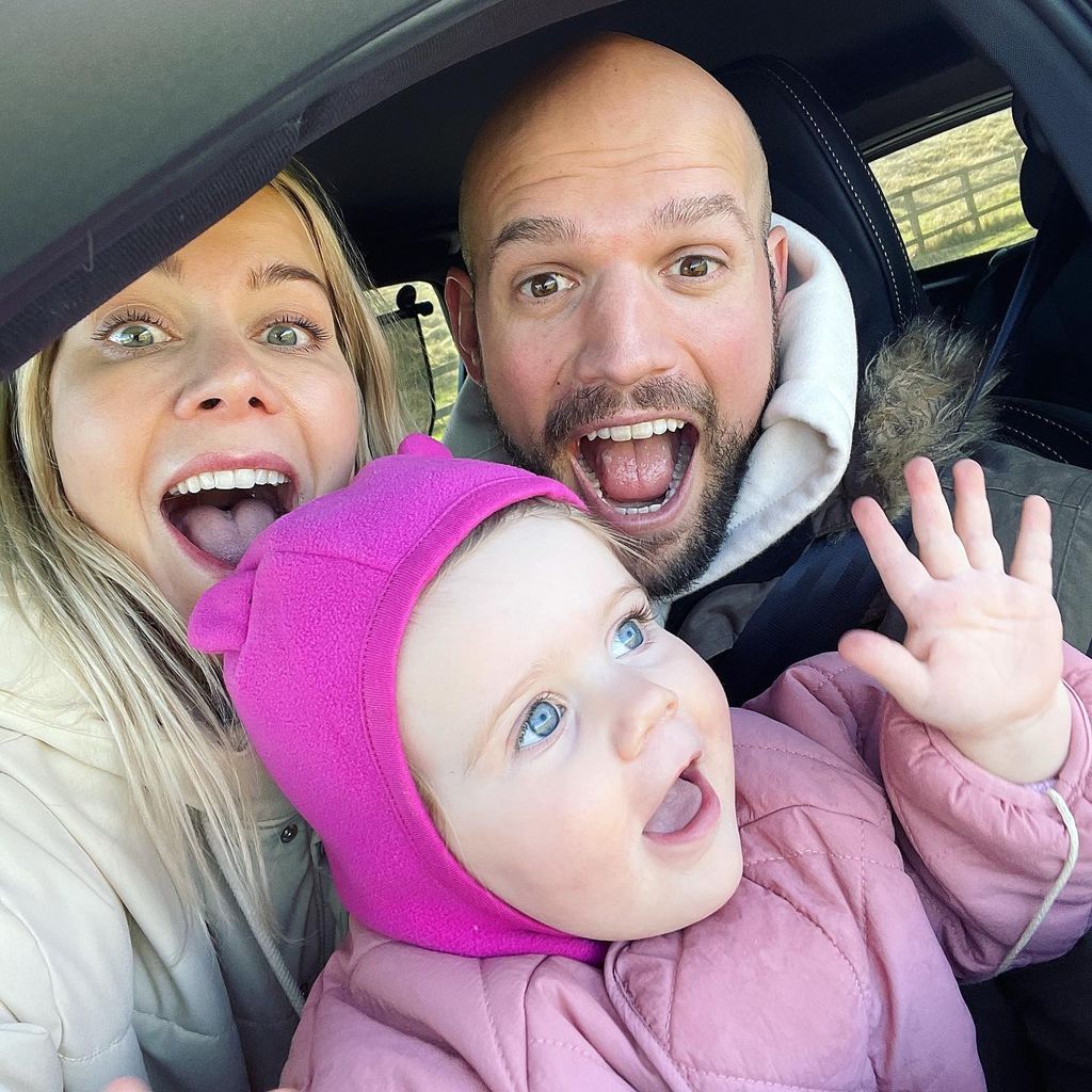 Kate Lawler mit ihrem Baby und ihrem Partner, März 2022