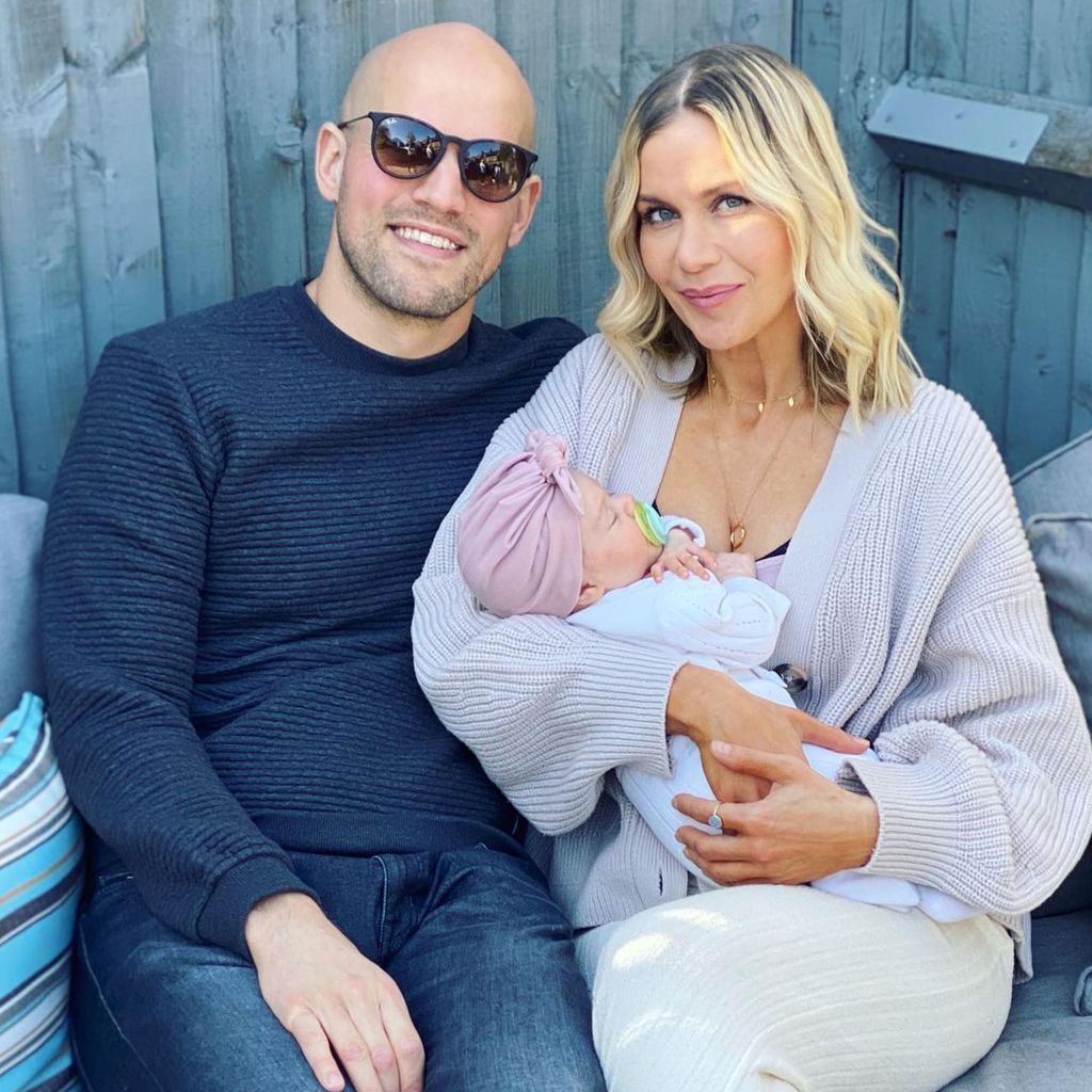 Kate Lawler mit ihrem Verlobten Martin und ihrem gemeinsamen Baby im April 2021
