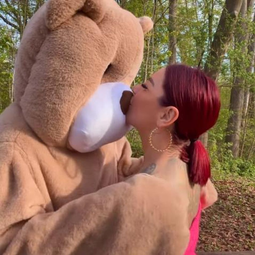 Kate Merlan und ein Mensch im Teddybären-Kostüm, April 2026