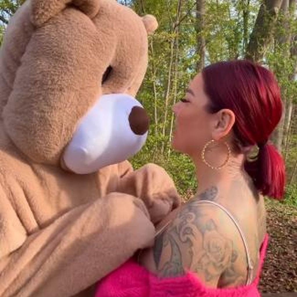 Kate Merlan und ein Mensch im Teddybären-Kostüm, April 2026