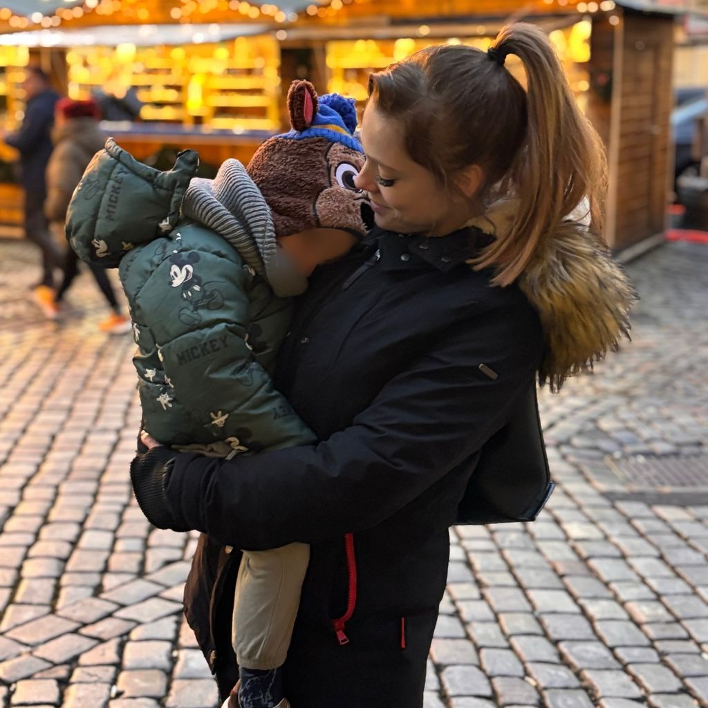 Anne Wünsche mit ihrem Sohn, Dezember 2024