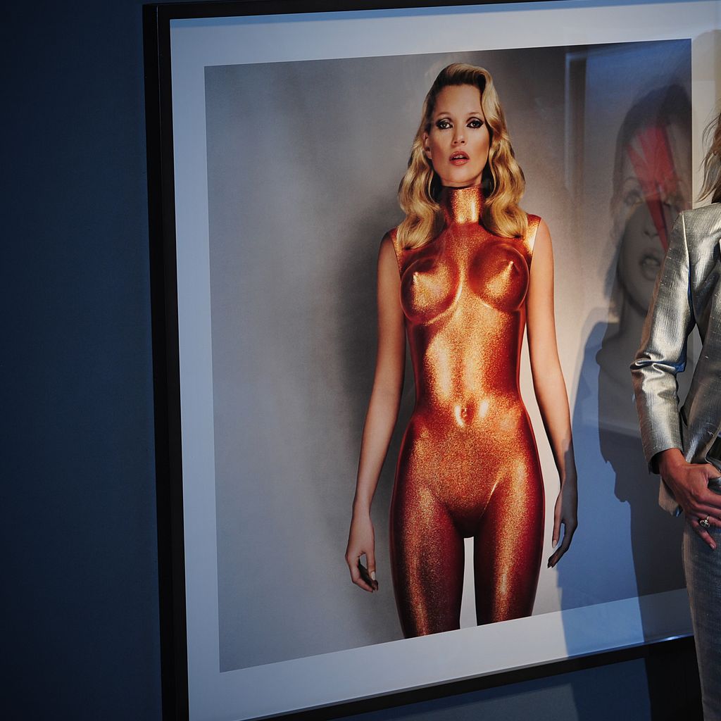 Kate Moss bei der Ausstellung "Kate Moss The Collection" mit Allen Jones’ Werk "Body Armour" bei Christie’s in London