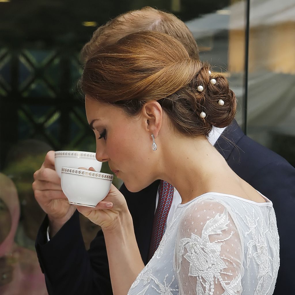 Kate, Prinzessin von Wales, ehemals Herzogin von Cambridge, trinkt Tee bei der Britischen Hochkommission in Kuala Lumpur während der Diamond-Jubiläums