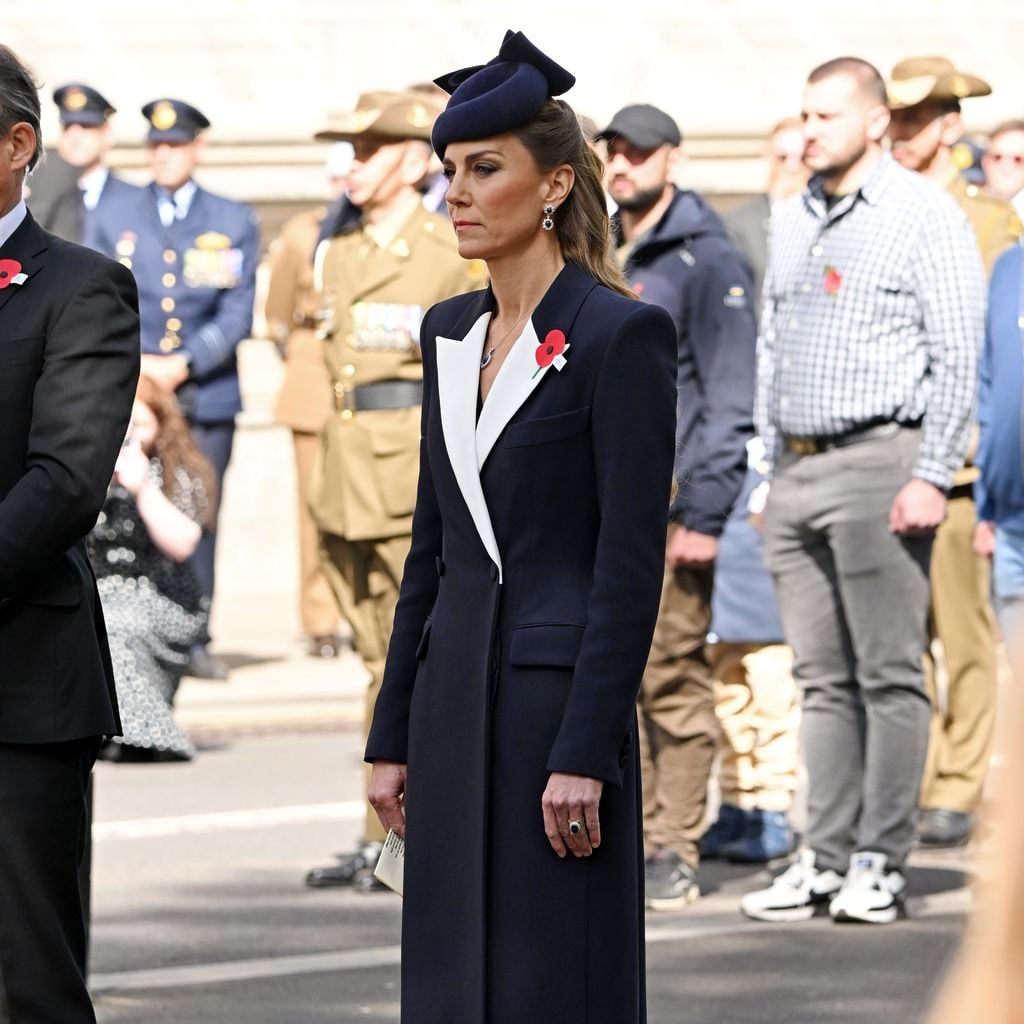 Kate, Prinzessin von Wales, in einem dunkelblauen Mantelkleid und Hut mit roter Mohnblume bei der Anzac-Day-Gedenkveranstaltung am Cenotaph in London