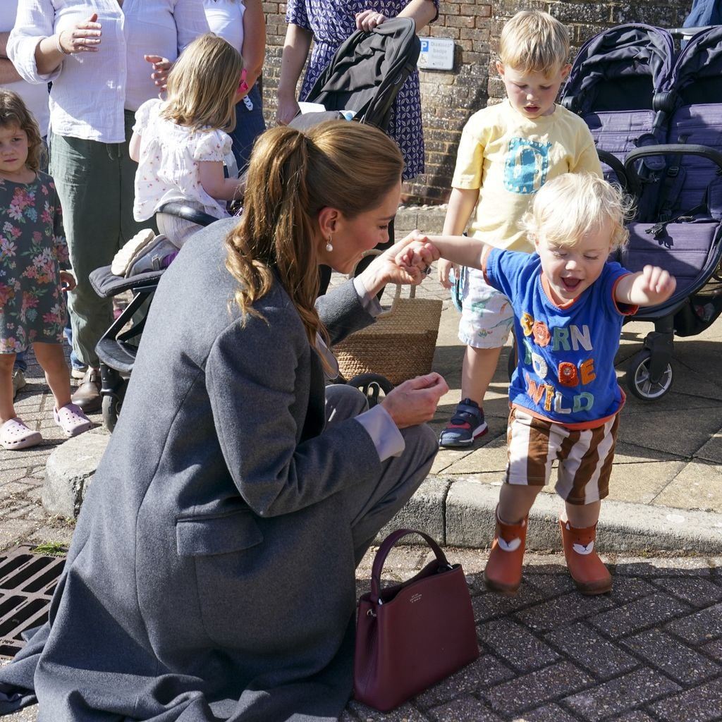 Kate, Prinzessin von Wales spielt mit Albie Botley-Greenslade während ihres Besuchs bei West Sussex Minibus in Pulborough