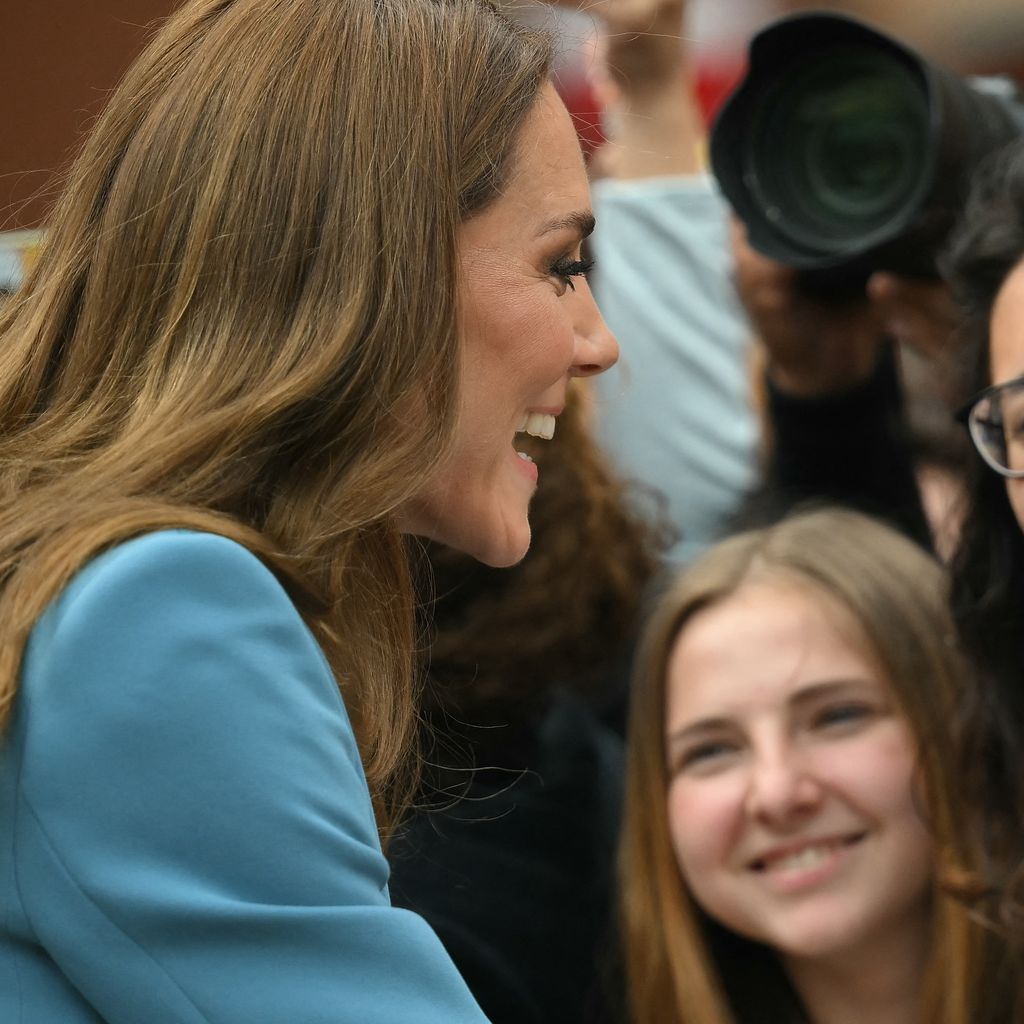 Kate, Prinzessin von Wales, begrüßt Menschen vor dem Rathaus von Reggio Emilia während ihres zweitägigen Italienbesuchs