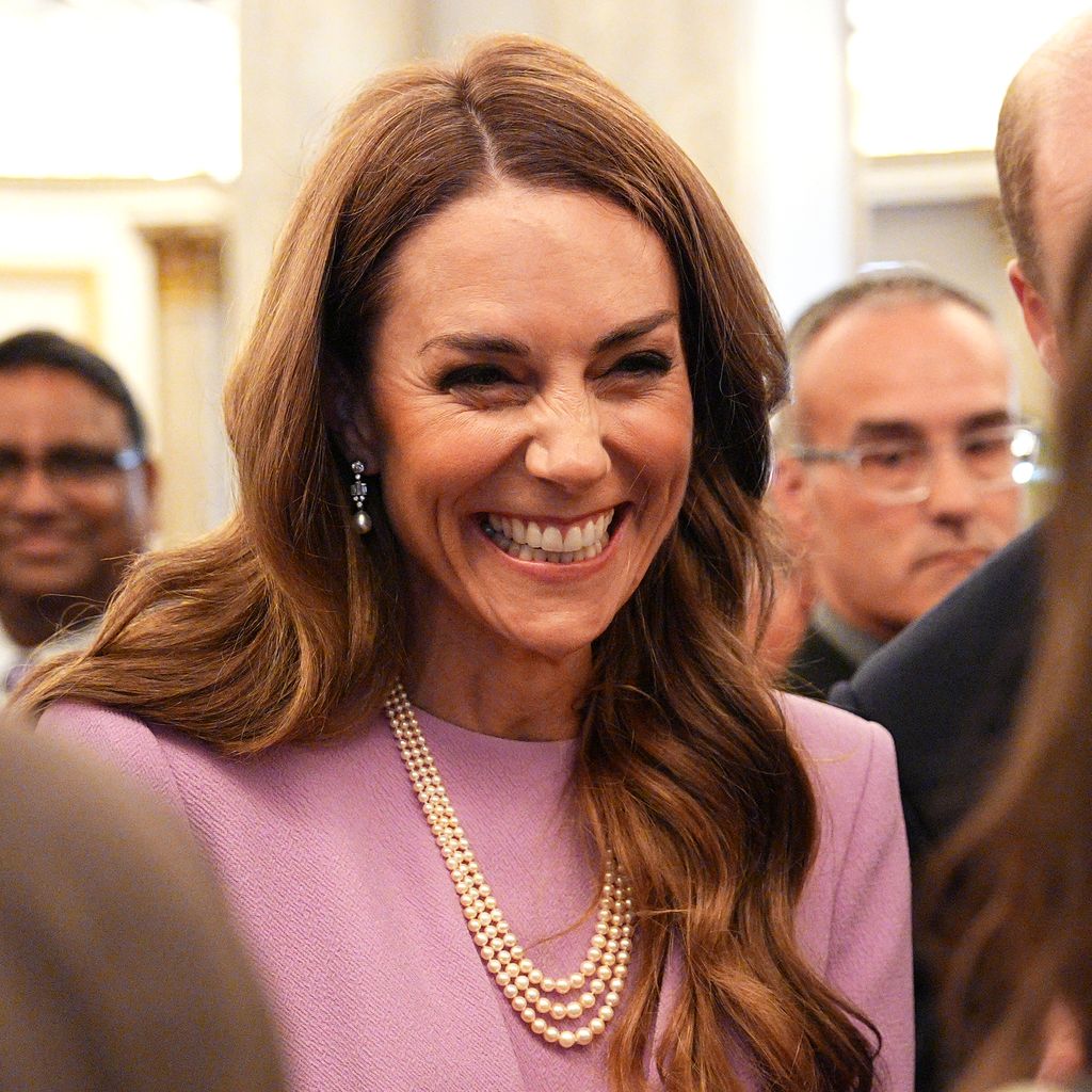 Kate, Prinzessin von Wales lächelt und spricht bei einem Empfang im Buckingham-Palast anlässlich des 100. Geburtstags von Queen Elizabeth II.