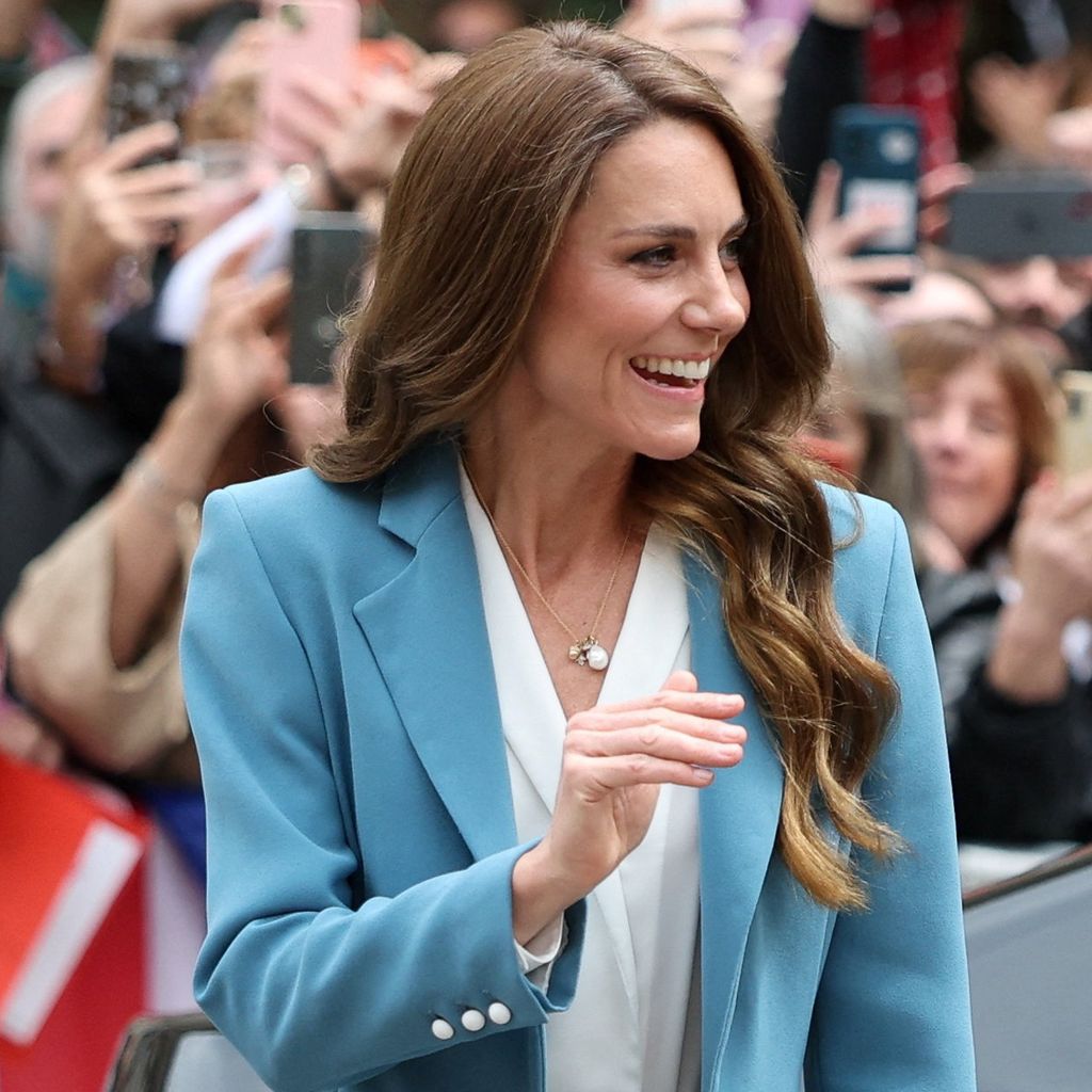 Kate, Prinzessin von Wales, besucht Reggio Emilia und grüßt vor dem Rathaus während ihrer ersten Auslandsreise seit der Krebstherapie