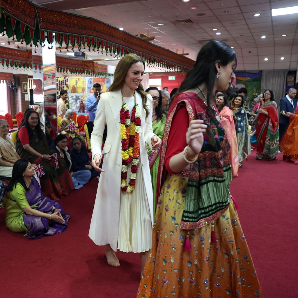 Kate, Prinzessin von Wales, tanzt im Shreeji Dham Haveli Tempel in Leicester während ihres Besuchs am 5. März 2026.