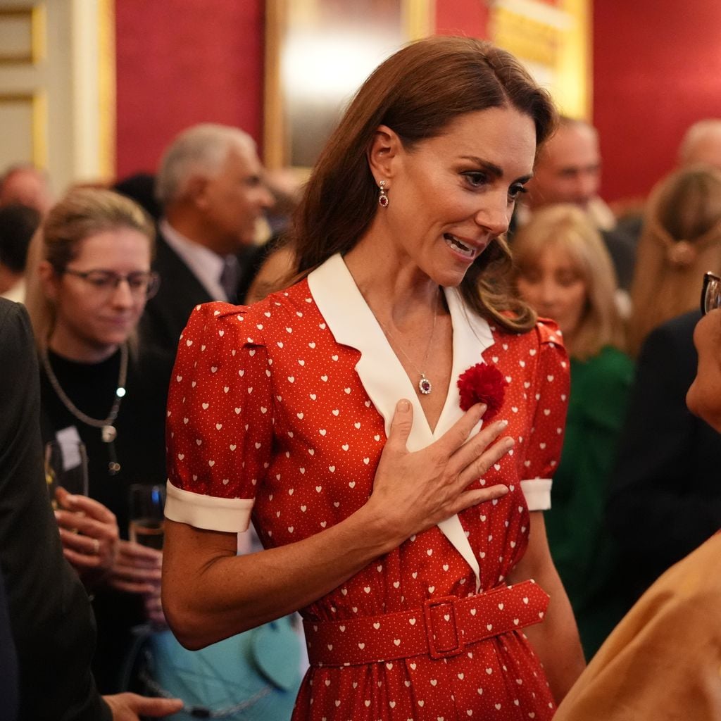 Kate, Prinzessin von Wales, im Gespräch bei einem Empfang von Cancer Research UK zum 125-jährigen Jubiläum im St James’s Palace