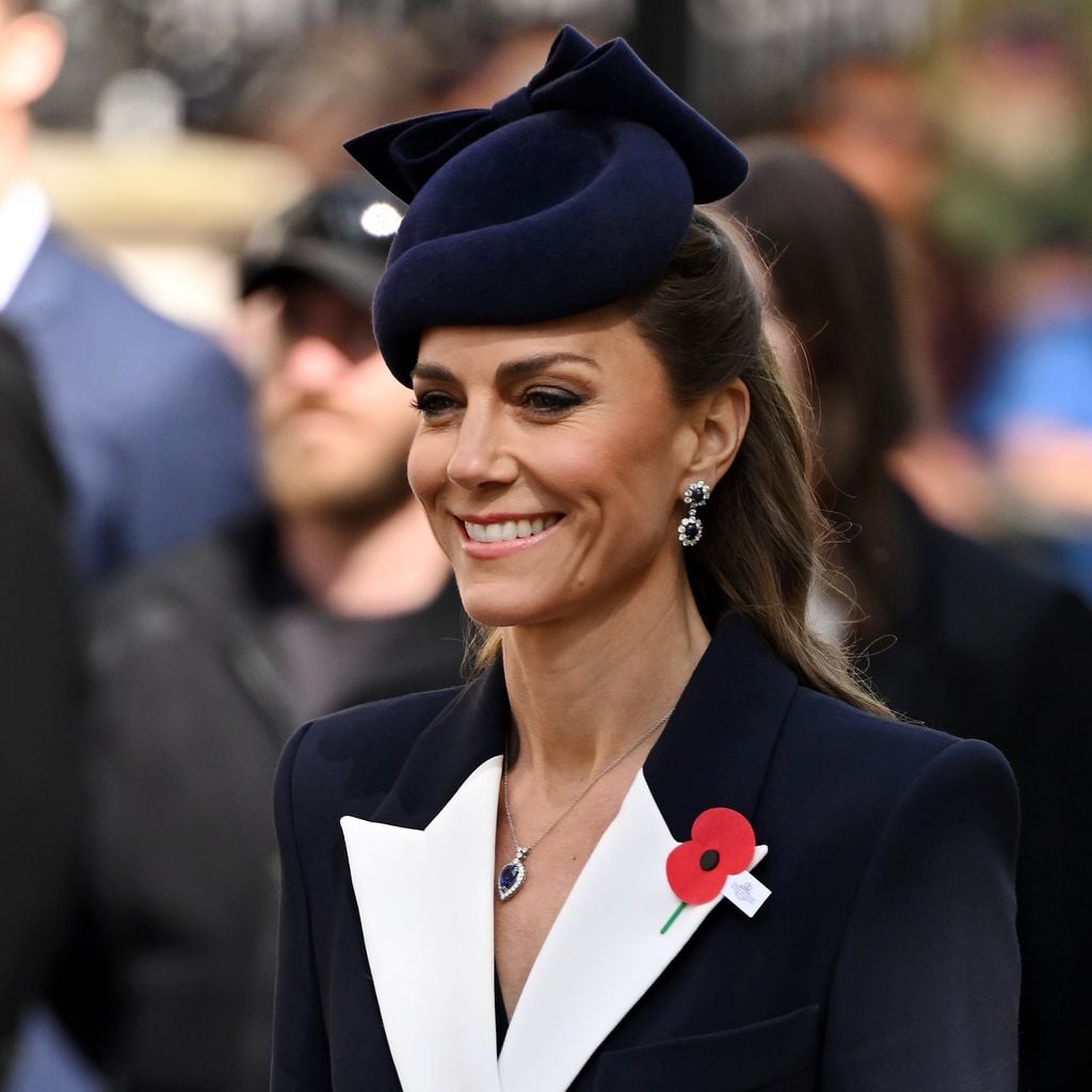 Kate, Prinzessin von Wales trägt ein dunkelblaues Outfit mit Hut und Mohnblume bei den Anzac-Day-Gedenkfeiern am Cenotaph in London