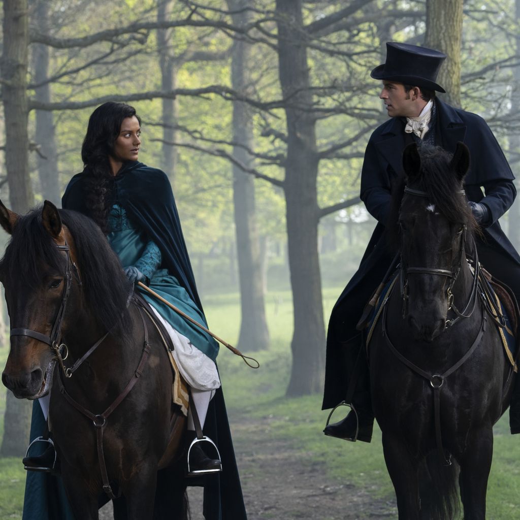 Kate Sharma (Simone Ashley) mit Anthony Bridgerton (Jonathan Bailey) in "Bridgerton"