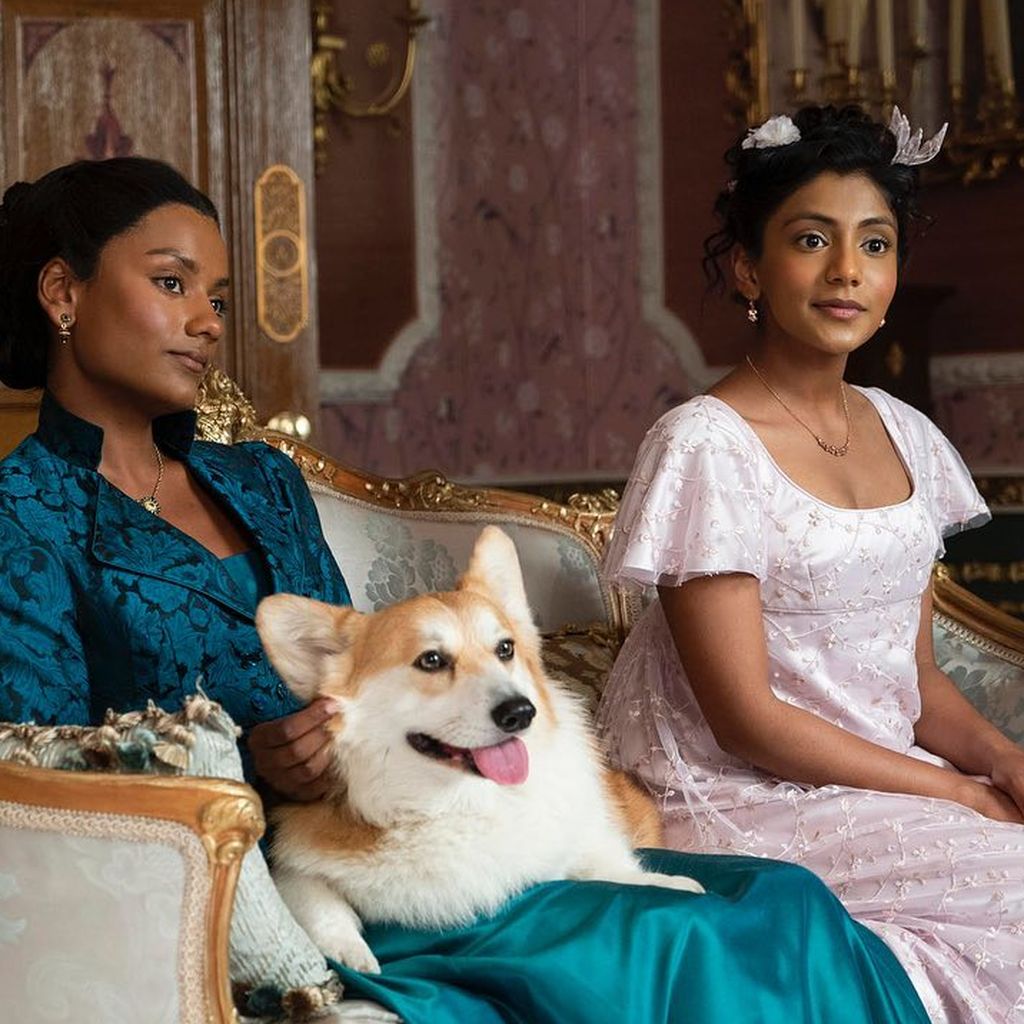 Kate Sharma (Simone Ashley) und Edwina Sharma (Charithra Chandran) in "Bridgerton"