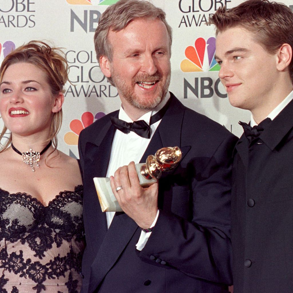Kate Winslet, James Cameron und Leonardo DiCaprio mit einem Golden Globe für "Titanic"