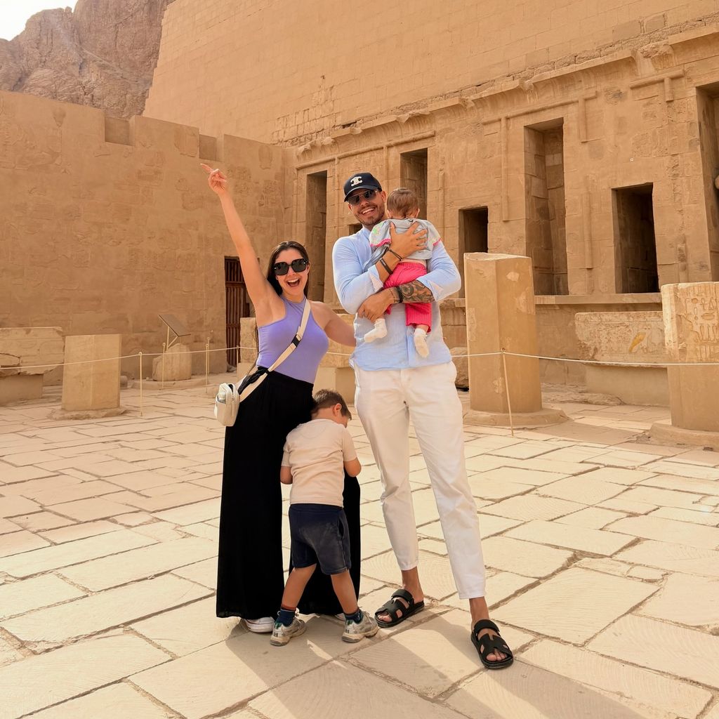 Katharina Eisenblut mit ihrem Partner Dominic und ihren zwei Kindern, Dezember 2025