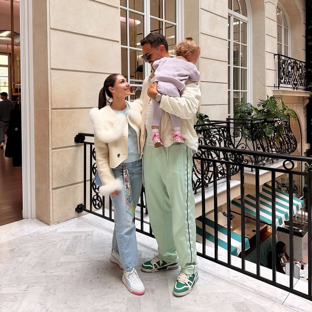 Katharina Eisenblut mit ihrem Partner Dominic und ihrem Kind, Paris im September 2026