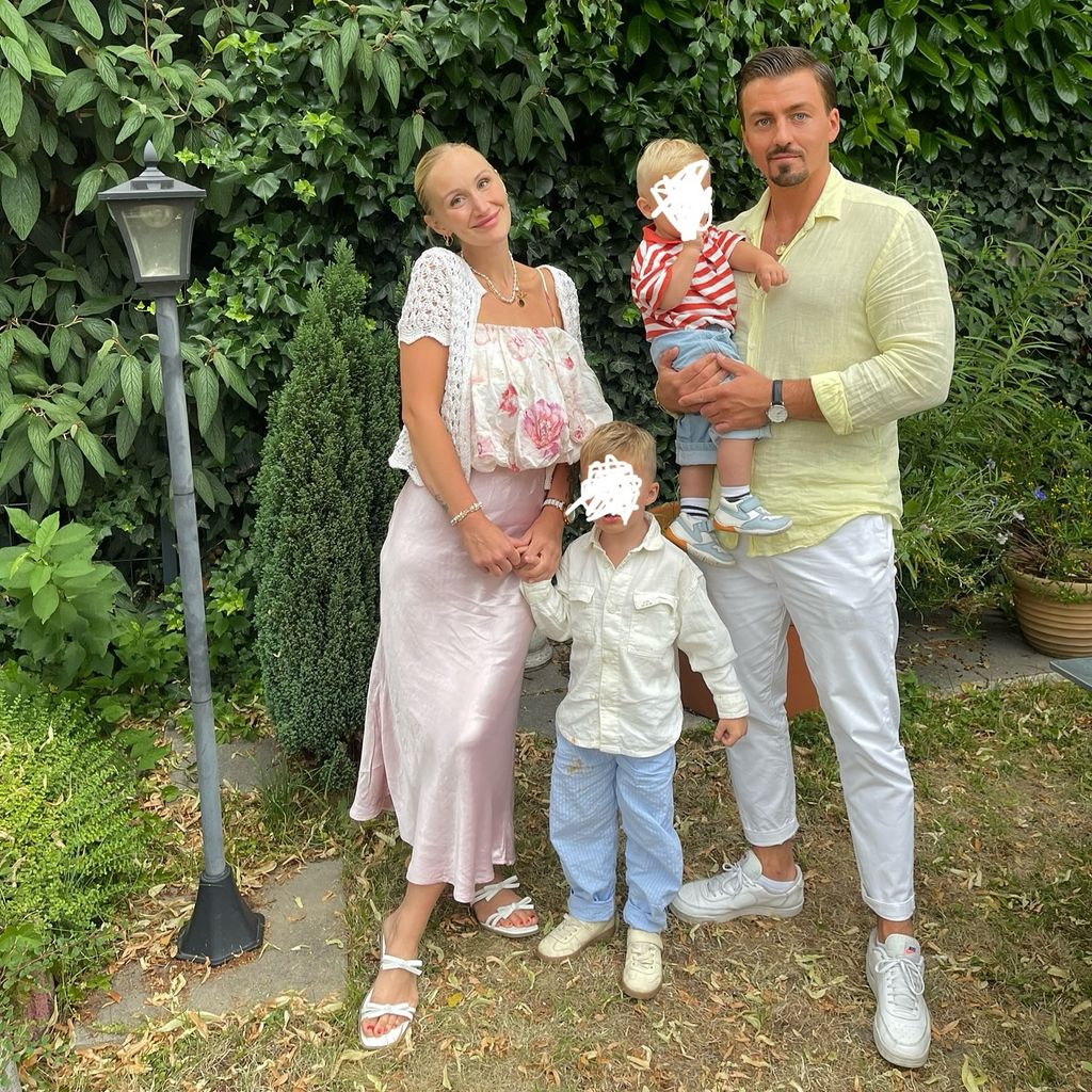 Kathi Wagener und Kevin Yanik mit ihren Kindern, August 2025