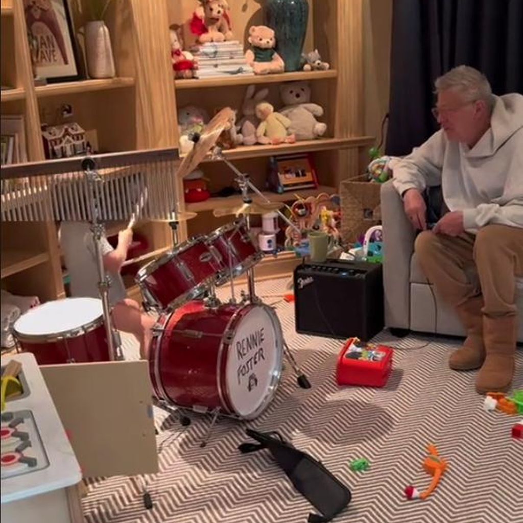David Foster und Sohn Rennie im Kinderzimmer