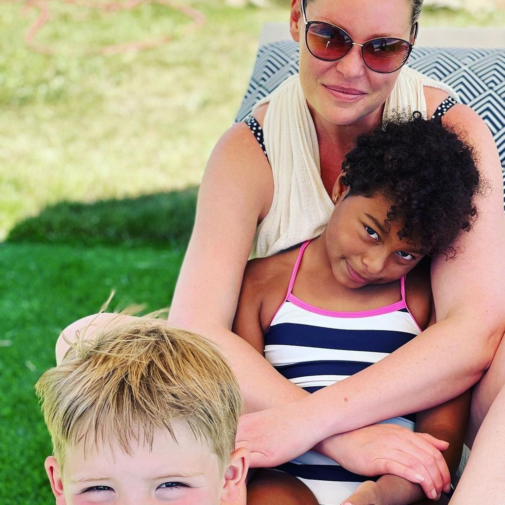Katherine Heigl mit ihrem Sohn und ihrer Tochter im Juli 2022