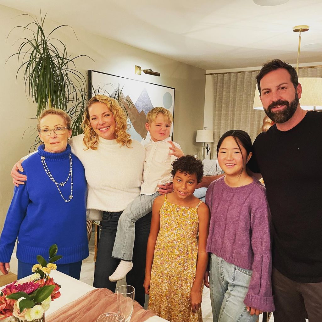 Katherine Heigl mit ihrer Mutter, ihren drei Kindern und Mann Josh Kelley